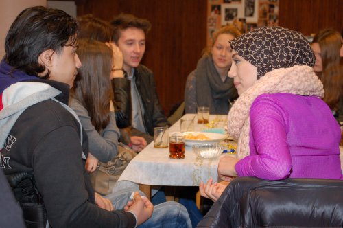 Im Orient-Café „Mac Friends“ kamen die Evangelischen mit Muslimischen SchülerInnen ins Gespräch.
