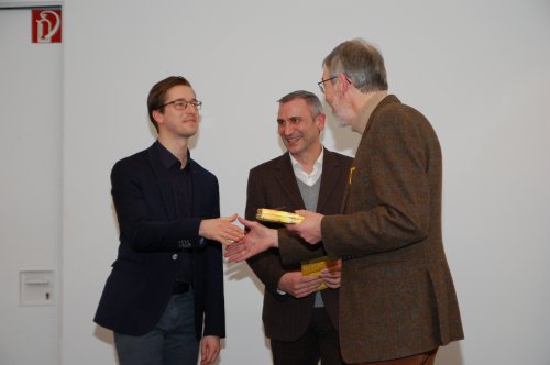 Superintendent Hansjörg Lein dankt Philipp Reichel (links)