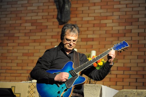 Stefan Alkier an der Gitarre - in der Auferstehungskirche im Mai 2017 (c) Schomaker
