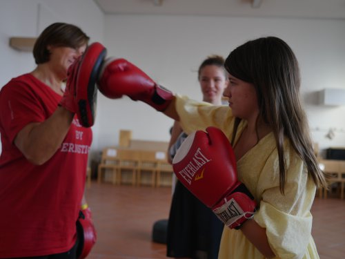 Mehr als Kampfsport: Boxen stärkt dein Standing und dein Selbstvertrauen. Bettina Pernstich zeigt den Mädels, wie es geht. 