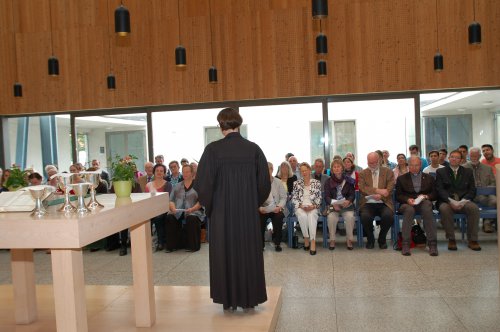 Die ordinierte Vikarin Maria Moser führt durch die Liturgie.