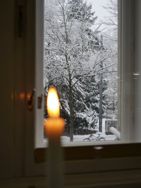 Kerze im Fenster