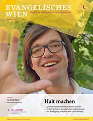 Cover der Ausgabe "Halt machen", ein junger Mann im Fokus lacht, im Vordergrund sieht man - unscharf - seine erhobene Hand