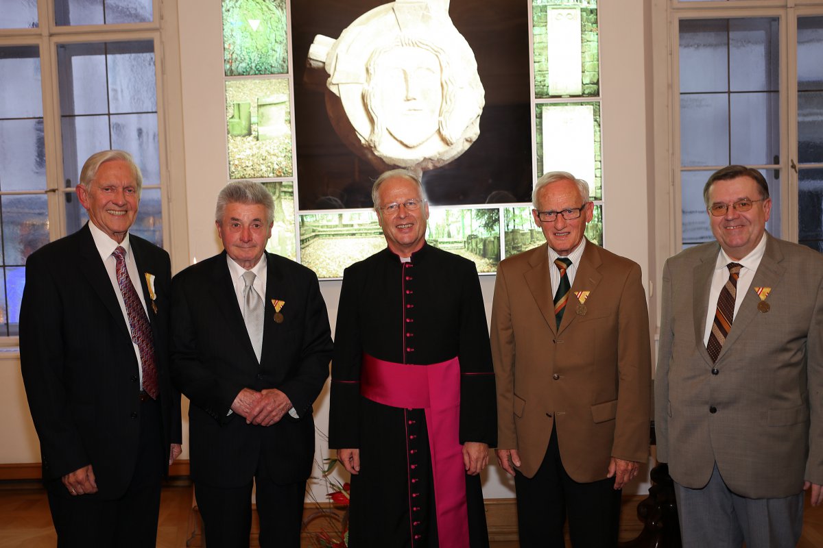 Einziger Evangelischer unter ausgezeichneten Katholiken: Hansjoachim Lutter (ganz links) erhielt die Auszeichnung &quot;Benemerenti&quot;, überreicht von Bischofsvikar Rupert Stadler (Mitte).
