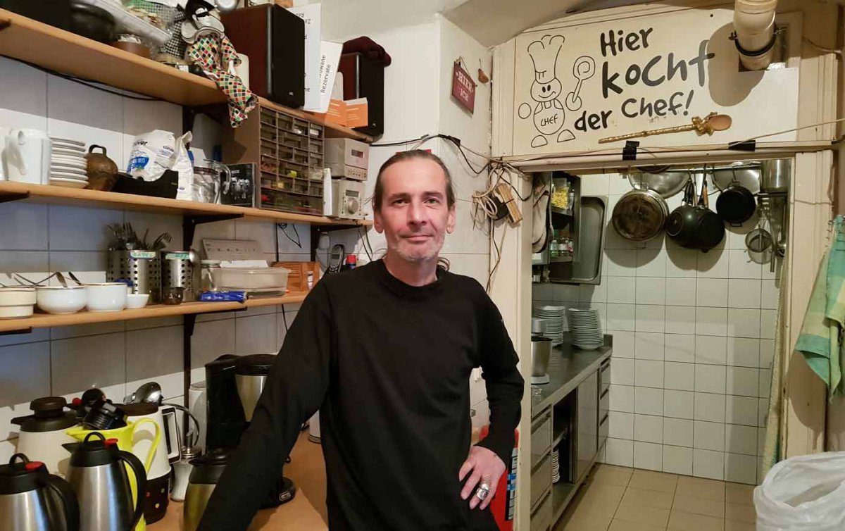 Leiter Norbert Karvanek in der Küche des &quot;Häferl&quot; im sechsten Wiener Gemeindebezirk. Foto: epd/Michael Windisch