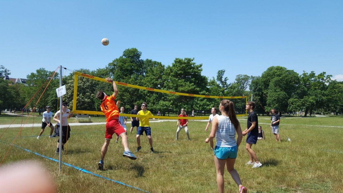 Voller Spaß voraus: beim Volleyballturnier der Evangelischen Jugend Wien
