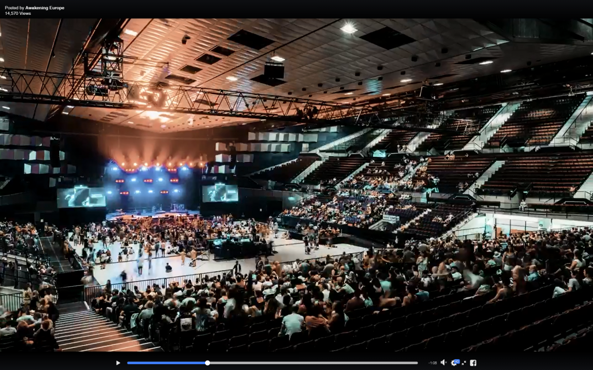 Eine freikirchliche Veranstaltung: Awakening Europe. Die Stadthalle füllt sich. Foto: Screenshot/AwakeningEurope