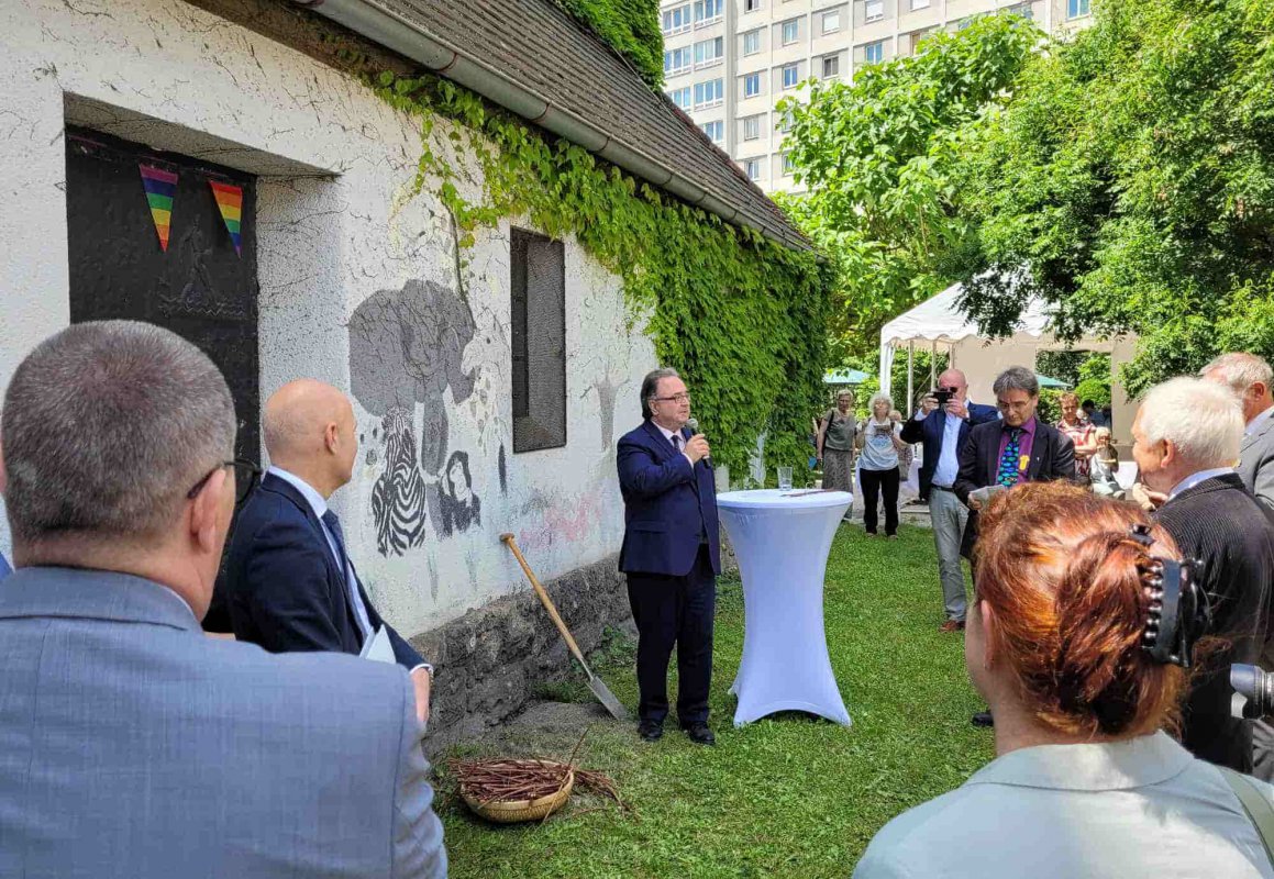Im Beisein von Bischof Michael Chalupka wurde beim Wiener Gustav-Adolf-Fest auch ein Weinstock gepflanzt. Foto: epd/Trojan