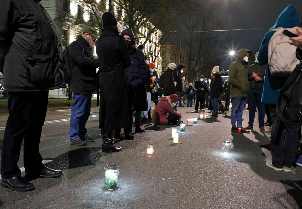 Zu sehen: Menschen, vor deren Füßen Teelichter flackern. „#YesWeCare“ zum Lichtermeer für die Corona-Opfer auf der Wiener Ringstraße eingeladen. Heuer geht es um das Recht auf Inklusion. (Foto: C.Stadler/Bwag; CC-BY-SA-4.0)