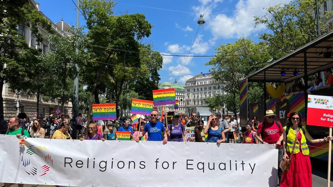 Mit der Gruppe „Religions for Euqulity“ sagten Vertreter verschiedener Religionsgemeinschaften bei der „Pride 2022“ ein lautes „Ja“ zur Vielfalt des Lebens und zur Gleichberechtigung unterschiedlicher Lebensformen.