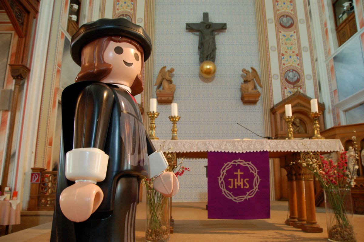Reformator Martin Luther - als große Playmobil-Figur - in der Gustav-Adolf-Kirche in Gumpendorf