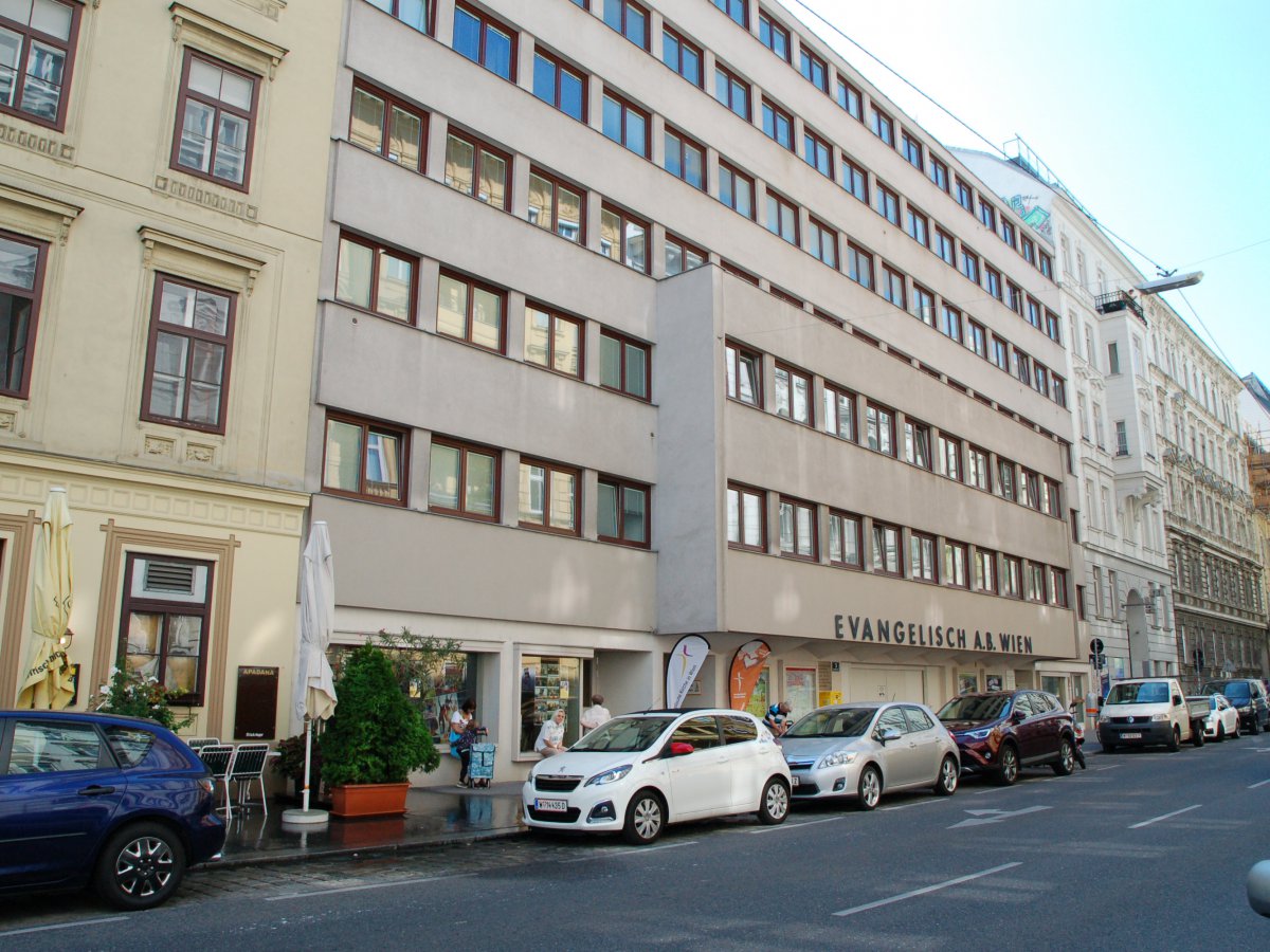 Die beiden Büroetagen der Superintendentur ragen aus dem grauen Haus heraus.