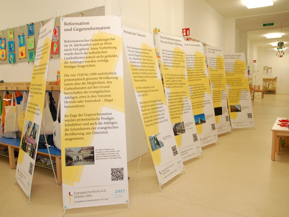 Sieben Banner geben einen Überblick über die 500-jährige Geschichte der Evangelischen in Wien.