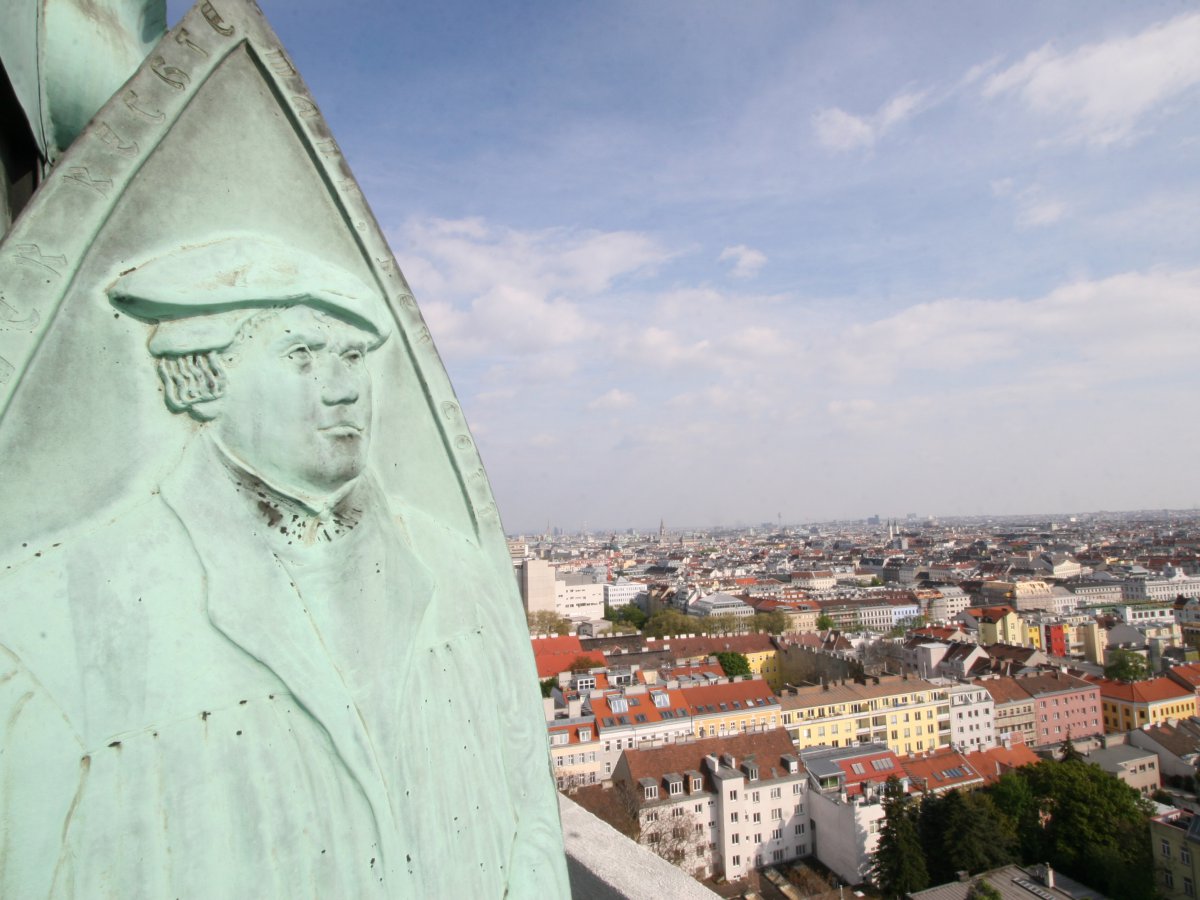 Im 18. Bezirk schaut Martin Luther vom Turm der Lutherkirche auf Wien. Foto: Thomas Mayer-Egerer