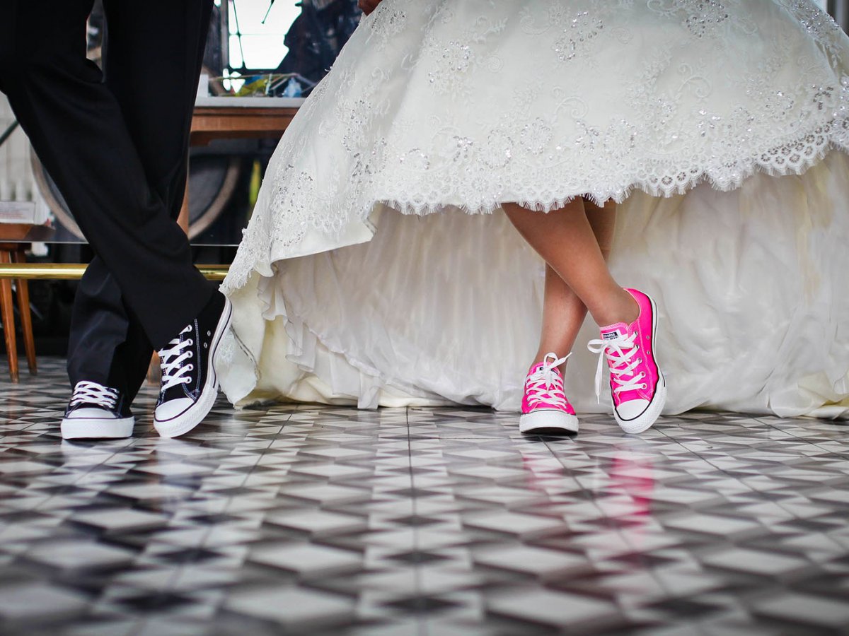 Hochzeitstanz eines Paares mit schwarzen und rosa Schuhen