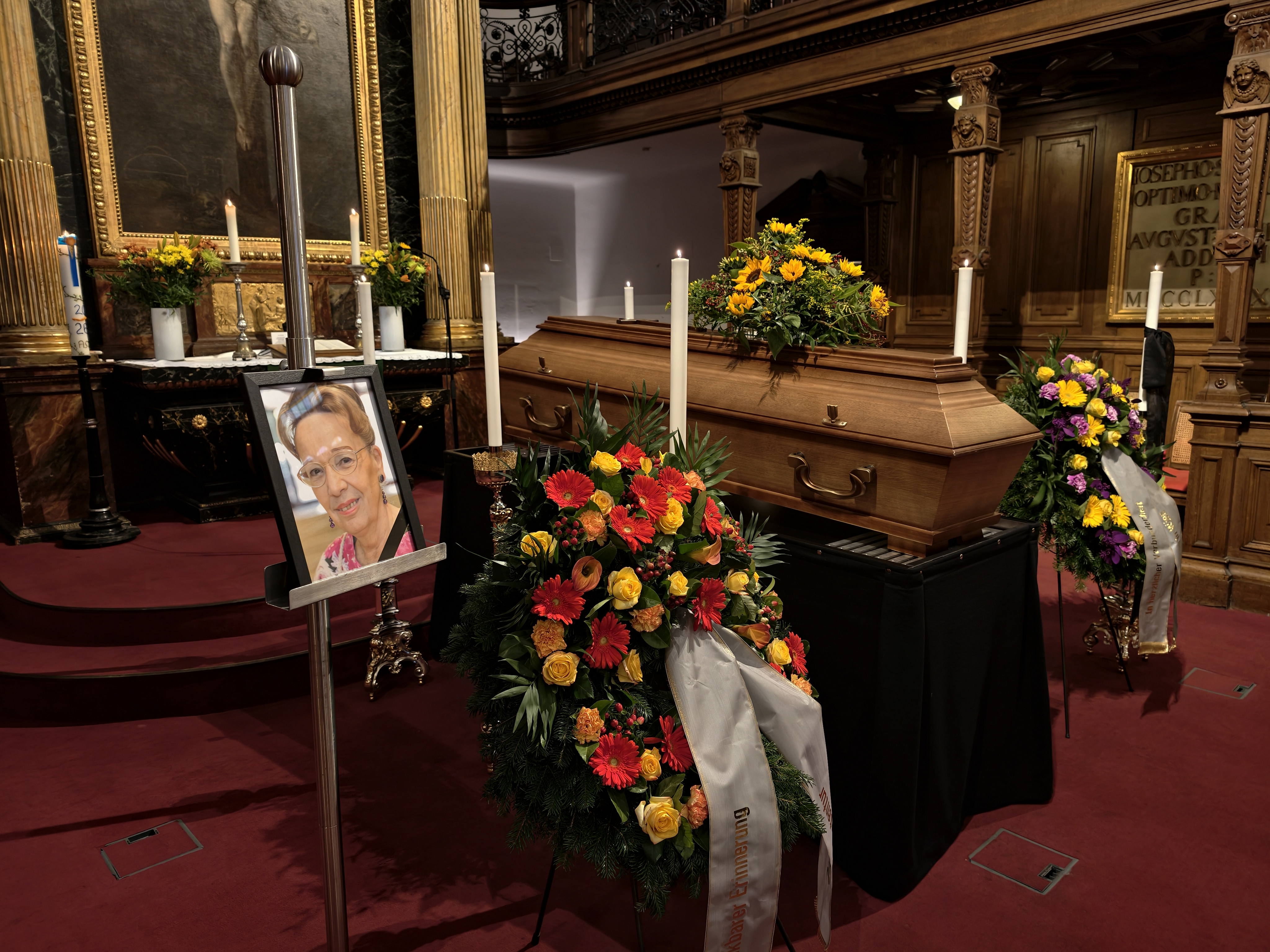 Der Sarg von Inge Troch in der Lutherischen Stadtkirche