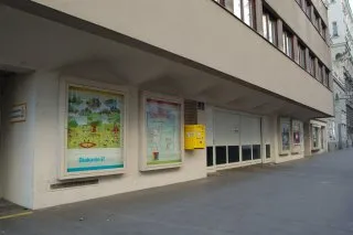 Blick auf die Schaukästen an der Hauswand von der U4 kommend