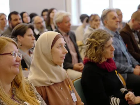 Projekt „optimis-TISCH – In eine friedliche Zukunft“