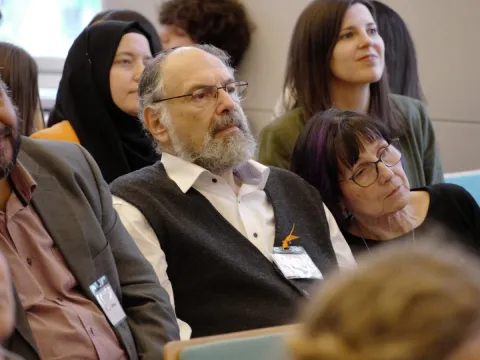 Projekt „optimis-TISCH – In eine friedliche Zukunft“