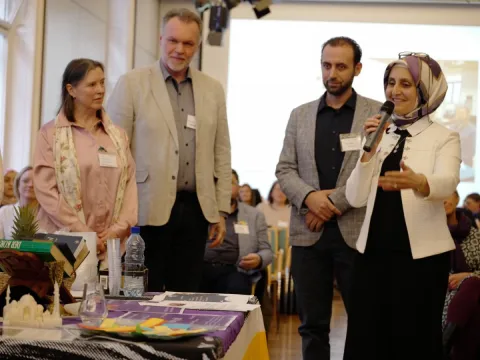 Projekt „optimis-TISCH – In eine friedliche Zukunft“