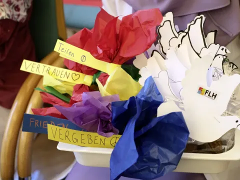 Projekt „optimis-TISCH – In eine friedliche Zukunft“