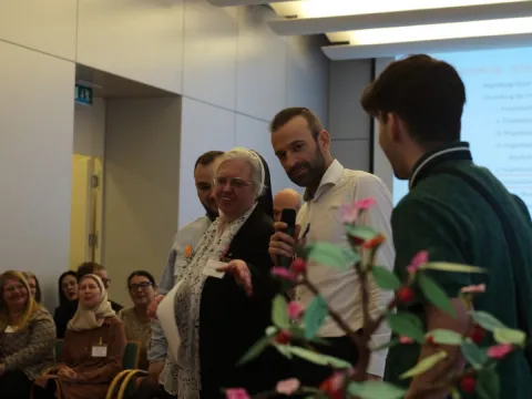 Projekt „optimis-TISCH – In eine friedliche Zukunft“