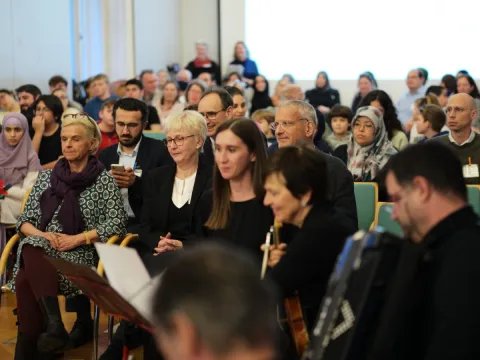 Projekt „optimis-TISCH – In eine friedliche Zukunft“