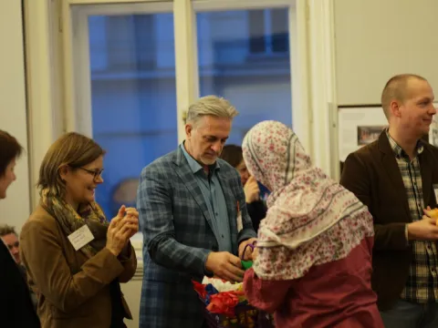 Projekt „optimis-TISCH – In eine friedliche Zukunft“