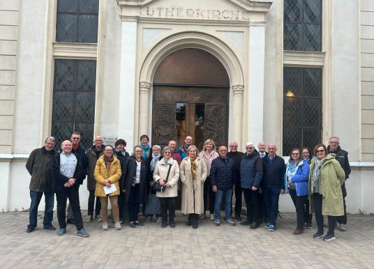 Die evangelischen Kuratorinnen und Kuratoren vor der evangelischen Lutherkirche in Stockerau. Bildnachweis: Evang. Superintendentur A.B. Wien