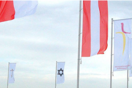 Auf dem &quot;Campus der Religionen&quot; wehen die Fahnen der Religionsgemeinschaften.