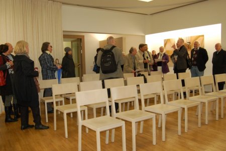 Architekt Ulrich Huhs erklärt die Konzeption des innenliegenden Festsaals.
