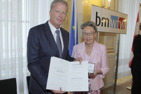 Vizekanzler  Reinhold Mitterlehner überreichte das Ehrenkreuz an Superintendentialkuratorin Inge Troch.
