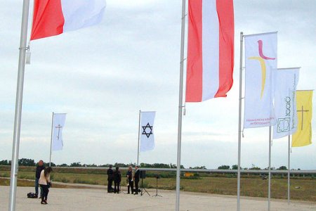 Unbekannte haben am 23. Juli den Fahnenmast der Israelitischen Kultusgemeinde auf dem &quot;Campus der Religionen&quot; in der Seestadt Aspern aus dem Boden gerissen und die Fahne mit einem Hakenkreuz beschmiert.