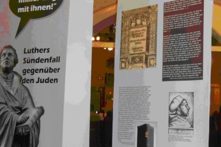 Mitten in der Gemeinde: Die Ausstellung auf mehreren Roll-Ups stand...
