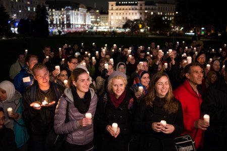 Religiöse Jugendorganisationen halten eine Mahnwache für den Frieden vor der Votivkirche.
