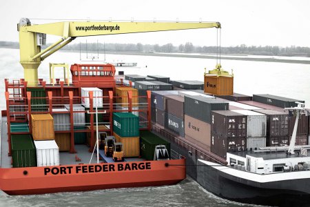 Ein Kran belädt ein Schiff mit Containern.