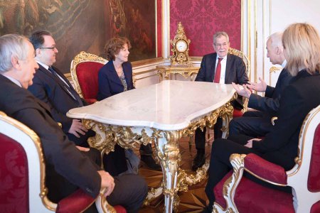 Am Tisch: v.l.n.r. Gerald Schöpfer (Rotes Kreuz), Michael Chalupka (Diakonie), Margaretha Maleh (Ärzte ohne Grenzen), Alexander van der Bellen, Michael Landau (Caritas), Bettina Kirnbauer, außenpolitische Beraterin Van der Bellens. (Foto: Carina Karlovits
