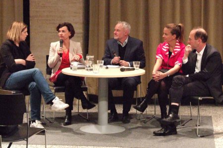 Über das Verhältnis zwischen Glaube und Beruf diskutierten die Journalistinnen Saskia Jungnikl, Renata Schmidtkunz, Julia Schnizlein und der Journalist Thomas Kramar (v.l.), in der Bildmitte Oberkirchenrat Karl Schiefermair, der das Gespräch moderierte. F