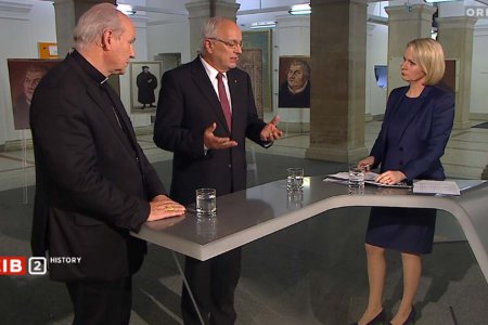 Sprachen sich für eine Ökumene in Verschiedenheit aus: Kardinal Schönborn und Bischof Bünker in der &quot;ZIB 2 History&quot; bei Moderatorin Lou Lorenz-Dittlbacher (v.l.) Foto: ORF/Screenshot