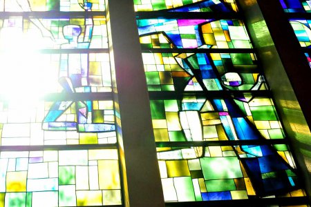  Ostern - Fest der Auferstehung, Sieg des Lebens. Im Bild ein Motiv aus der evangelischen Kirche in Wien-Neubau. Foto: epd/Uschmann