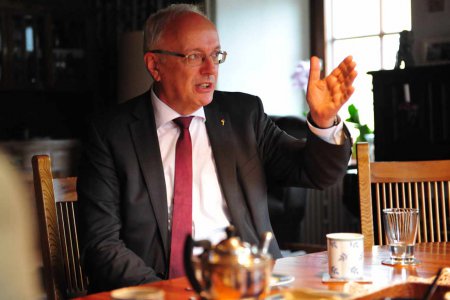 „Es entsteht der Eindruck, dass die Mehrausgaben vor allem denen zugutekommen, denen es ohnehin im Vergleich besser geht“ - Bischof Michael Bünker zu den Sparplänen der Regierung. Foto: epd/M. Uschmann