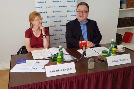   Katharina Wegner, Europaexpertin der Diakonie Deutschland, und Diakonie-Direktor Michael Chalupka formulierten Forderungen für den im Juli beginnenden EU-Ratsvorsitz Österreichs. Foto: epd/Michael Windisch
