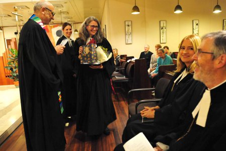Im Rahmen des Festgottesdiensts (v.l.): Pfarrer Arno Preis, Pfarrerin Marietta Geuder-Mayrhofer, Pfarrerin Margit Leuthold, Oberkirchenrätin Ingrid Bachler und Superintendent Hansjörg Lein. Foto: epd/Uschmann