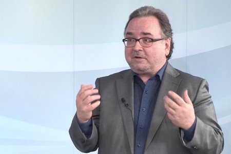 &quot;Es ist auf jeden Fall ein Feiertagsraub. Juristen sind sich auch völlig uneinig, ob der Generalkollektivvertrag noch gilt.“ Michael Chalupka im Interview mit Krone TV. Foto: Krone/Screenshot