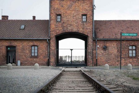 Marko Feingold überlebte mehrere Konzentrationslager, darunter auch jenes in Auschwitz (Bild). Bis ins hohe Alter hielt er Vorträge und ermutigte zur Zivilcourage. Foto: pixabay
