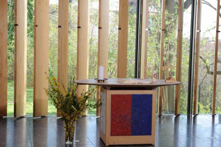 In der Kapelle des Evangelischen Zentrums in Wien feiern Pfarrerin Anne Tikkanen-Lippl und Bischof Michael Chalupka am Karfreitag mit den Zuseherinnen und Zusehern zuhause. Foto: epd/Uschmann