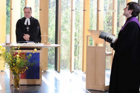 Dankbar für alle, die „jetzt an der Zukunft bauen“. Bischof Michael Chalupka und Pfarrerin Esther Handschin beim TV-Gottesdienst aus dem Evangelischen Zentrum. Foto: epd/Uschmann