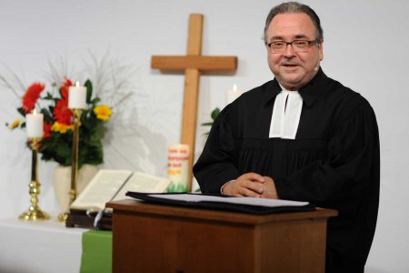 „Wir überlassen die Zukunft nicht der Furcht und Verzweiflung“, schreibt Bischof Michael Chalupka an die Mitglieder der Evangelischen Kirche A.B. in Österreich. Foto: epd/Uschmann