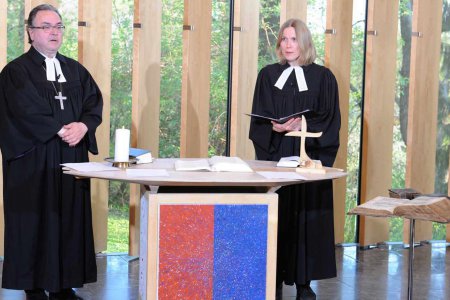 Feierten im Evangelischen Zentrum in Wien: Bischof Michael Chalupka und Pfarrerin Anne Tikkanen-Lippl. Foto: epd/Uschmann