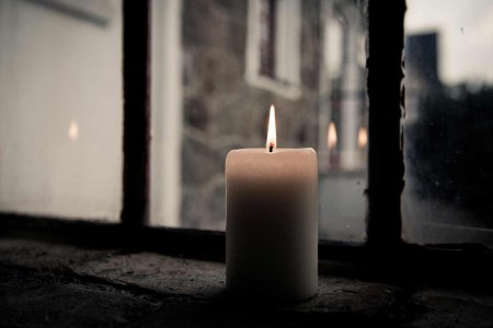&quot;Als ich das erste Mal die Kerze angezündet habe, war es noch dunkel. Seitdem ist es ein liebgewordenes Ritual am Abend um 8 Uhr...&quot; Foto: pexels
